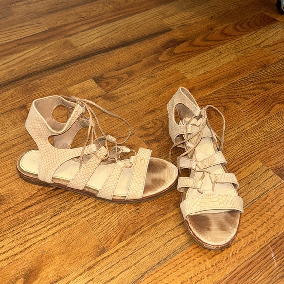 Vince Camuto sandals in good condition - Picture 3 of 15